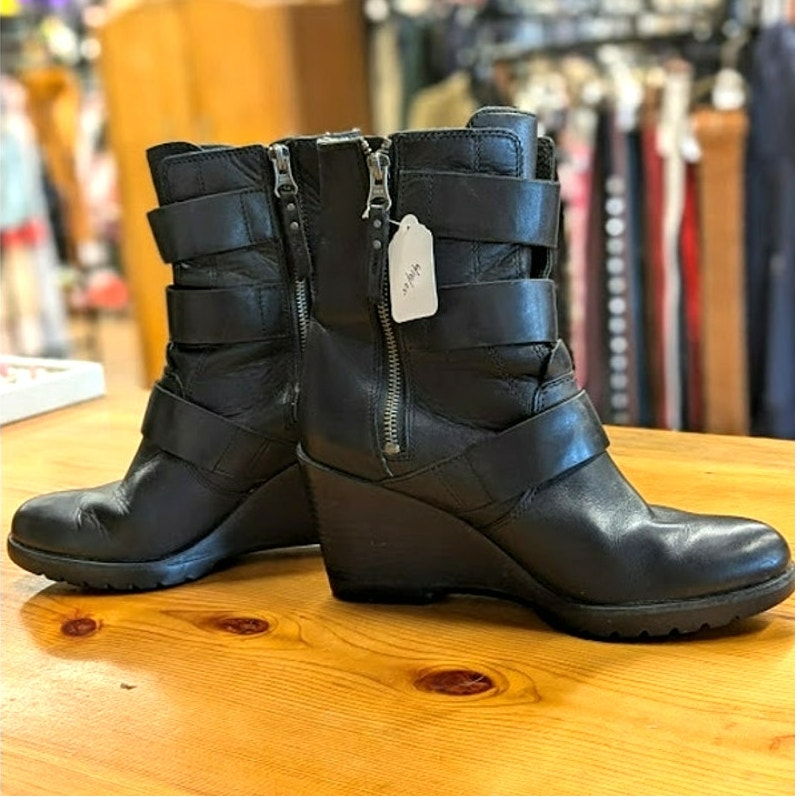 Sorel After Hours Black Leather Wedge Booties - Size 8.5